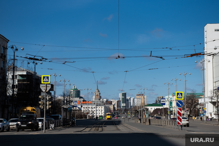 Екатеринбург во время пандемии коронавируса COVID-19. Екатеринбург, улица ленина, трамвайная остановка