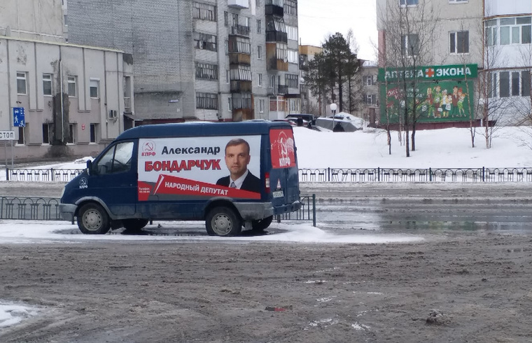 Машина с плакатом Александра Бондарчука мешала безопасно выезжать с парковки