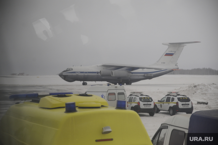 Самолет из Китая на взлетно-посадочной полосе аэропорта "Рощино". Тюмень, рощино, ил-76