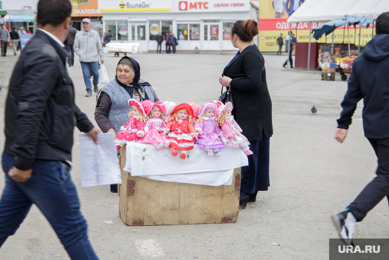 Уличная торговля. Пермь, торговля, пенсионерка, куклы, рынок, уличная торговля, нестационарная торговля