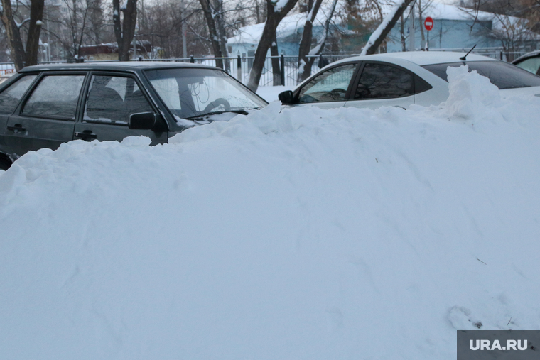 Город в снегу.
Курган., сугробы, зима, машины в снегу