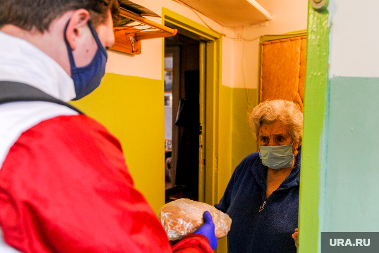 Волонтеры МГЕР помогают пожилым людям купить необходимые продукты во время карантина. Челябинск, пенсионер, волонтеры, эпидемия, бабушка, старуха, пожилой человек