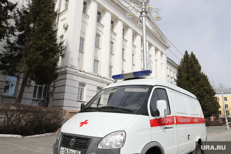 Жители города Кургана во время пандемии коронавируса. Курган, администрация города, машина скорой помощи, скорая помощь