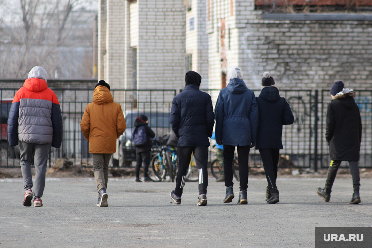 Виды города. Курган, подростки, каникулы, школьники, пацаны, парни