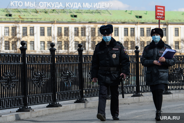 Пятнадцатый день вынужденных выходных из-за ситуации с CoVID-19. Екатеринбург, полиция, кто мы откуда куда мы идем, проверка документов, маска на лицо, полицейский в маске, коронавирус