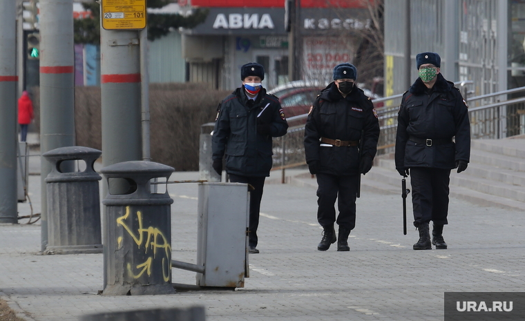 Город во время нерабочих дней, объявленных в связи с карантином по коронавирусу, пятый день. Пермь
, полицейские, маска, патруль полиции