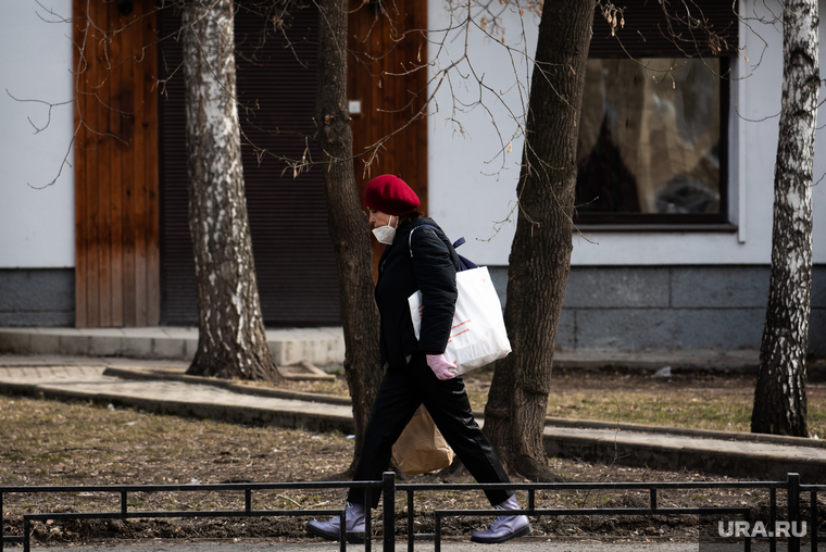 Екатеринбург во время пандемии коронавируса COVID-19, пешеход, пожилая женщина, медицинская маска, защитная маска, маска на лицо, covid19, коронавирус
