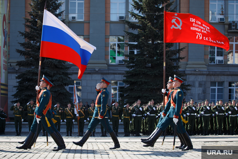 Парад Победы и Бессмертный полк. Екатеринбург, знамя победы, парад победы, флаг россии