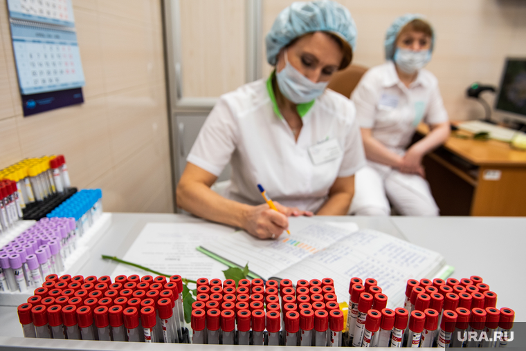 Обновленная поликлиника Екатеринбургского клинического перинатального центра. Екатеринбург, медсестра, белые халаты, поликлиника, пробирки, сдача крови, проверка здоровья, здоровье, медицина, кабинет врача, клиника, анализ крови, врач, сбор анализов, больница, сдача анализов, городская больница