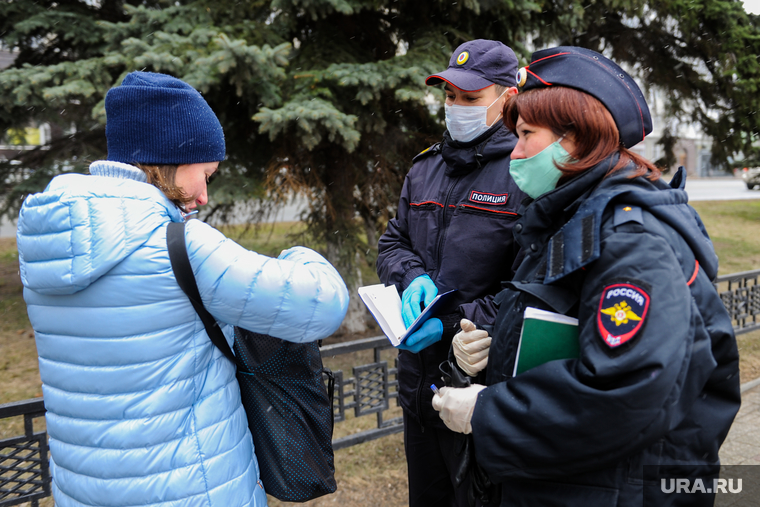 Полицейский патруль проверяет соблюдение режима самоизоляции. Челябинск, патруль, эпидемия, полиция