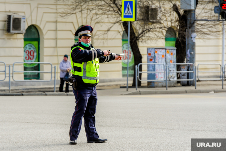 Полиция на улицах города во время эпидемии коронавируса. Челябинск, полицейские, регулировщик дорожного движения, постовой, полиция, дпс