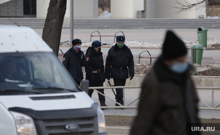 Город во время нерабочих дней, объявленных в связи с карантином по коронавирусу, пятый день. Пермь
, полицейские, маска, патруль полиции