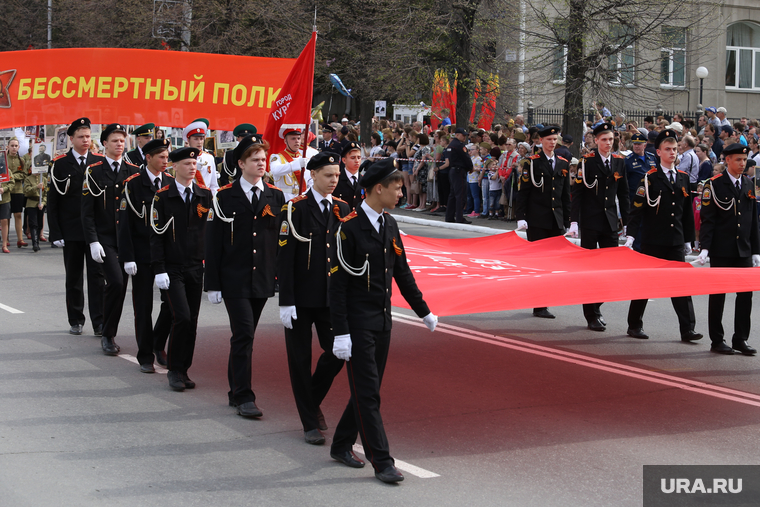 Военный парад посвященный Дню Победы. Курган, знамя победы, бессмертный полк