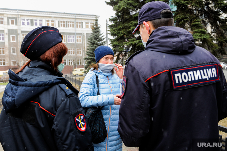 Полицейский патруль проверяет соблюдение режима самоизоляции. Челябинск, патруль, эпидемия, полиция