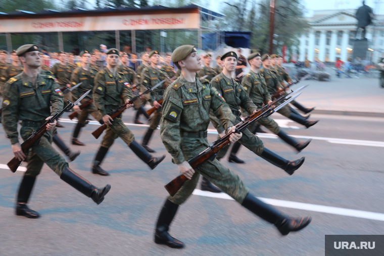 Репетиция парада к 9 Мая. Тюмень, курсанты тввику