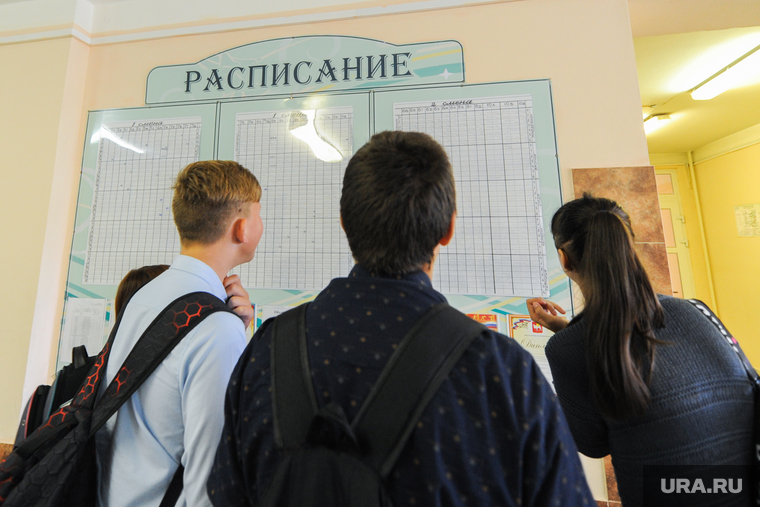 Школа в селе Долгодеревенское, где пикетировали старшеклассники. Челябинская область, школа, школьники, расписание уроков