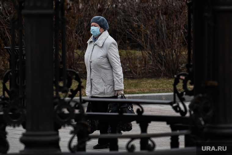 Екатеринбург во время пандемии коронавируса COVID-19, медицинская маска, защитная маска, женщина в маске, улица, маска на лицо