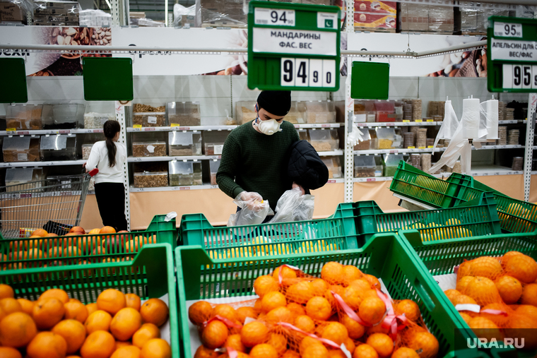 Люди закупают продукты в гипермаркетах во время пандемии коронавируса. Екатеринбург, покупатель, супермаркет, гипермаркет, апельсины, защитная маска, магазин, цитрус, ашан