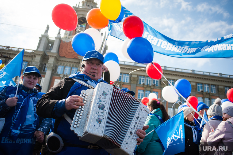 Традиционная первомайская демонстрация. Екатеринбург, воздушные шарики, гармонист, 1 мая, первомай, праздник труда