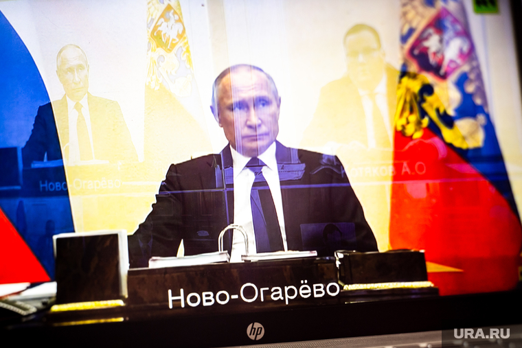 Онлайн-обращение президента России Владимира Путина к членам Правительства во время эпидемии CoviD-19. Москва, ноутбук, онлайн трансляция, путин на экране, онлайн совещание