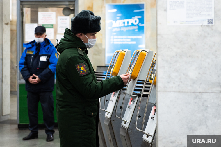 Екатеринбургский Метрополитен во время пандемии коронавируса COVID-19. Екатеринбург, военные, проезд, оплата, эпидемия, турникет, общественный транспорт, оплата проезда, медицинская маска, защитная маска, метрополитен, метро, маска на лицо, коронавирус, covid