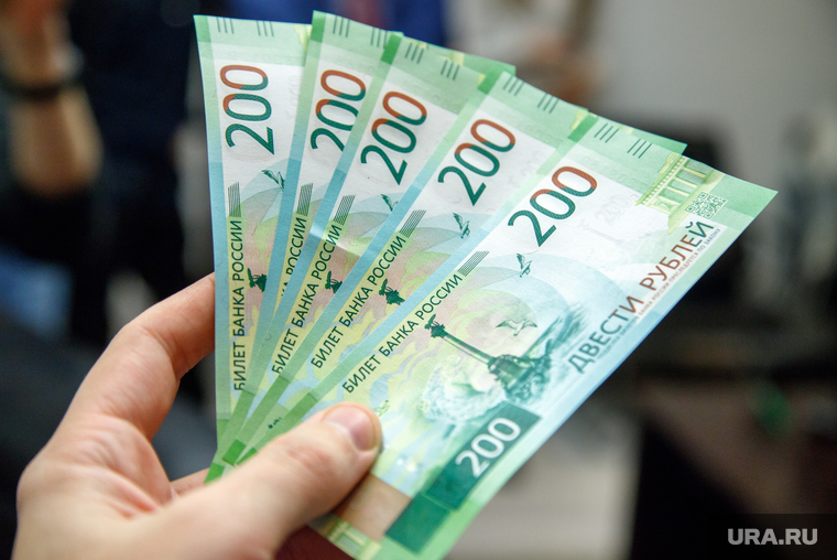 Презентация новых денежных банкнот номиналом 200 и 2000 рублей. Екатеринбург, пачка денег, новые деньги, банкноты, 200 рублей, рубли