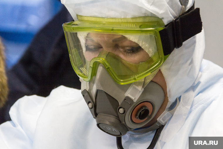 Отработка учений в магнитогорском аэропорту и горбольнице №1 по лихорадке Эбола, защитный костюм, противогаз