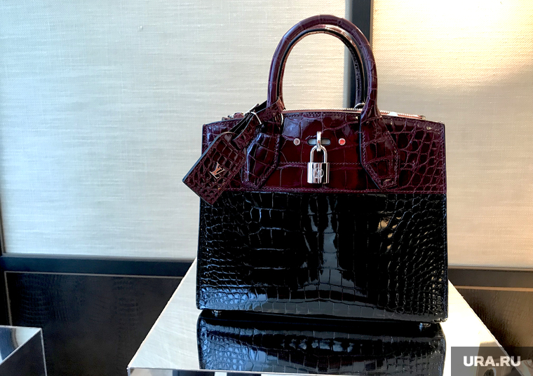 Коллекция Louis Vuitton в номере отеля Hyatt. Екатеринбург, сумка, louis vuitton, луи виттон