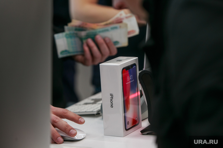 Старт продаж Apple IPhoneX в re:Store на Тверской, 27. Москва , iphone 10, считает деньги, купюры, продажа, покупка