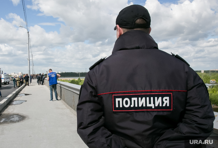 «Самоубийца» на мосту. Тюмень
, мост, полиция, оцепление