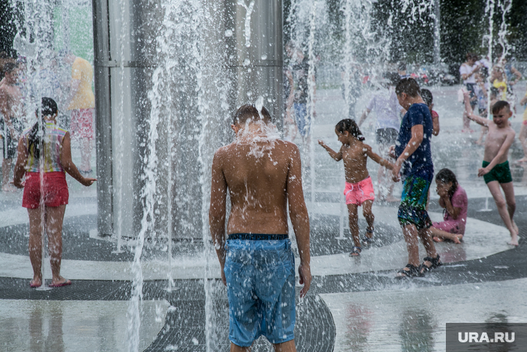 Жители города купаются в фонтане на площади 400 летия. Тюмень, лето, жара, дети, купание в фонтане
