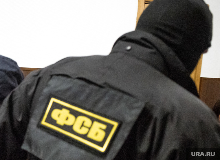 В Басманном суде на оглашении меры пресечения Виктору Ишаеву. Москва, фсб, маски-шоу, задержанный, конвоирование осужденного, задержание