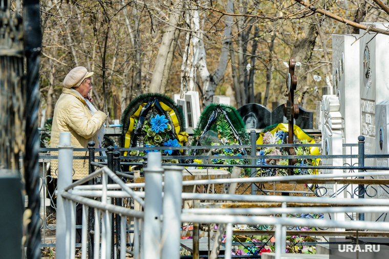 Успенское кладбище перед родительским днем. Челябинск, могила, кладбище