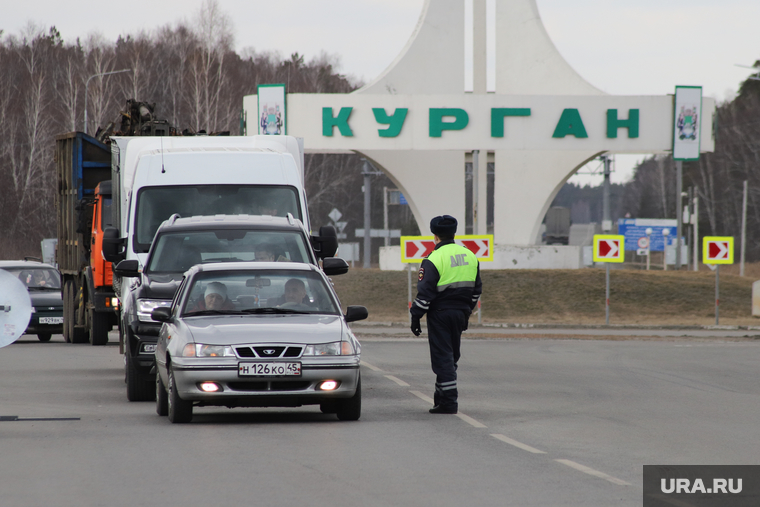 Сотрудники ГИБДД на въезде в город дают разъяснения по поводу режима. Курган, гибдд, дпс, въезд в город, курган, стелла курган