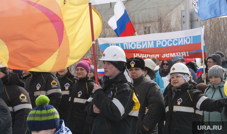 Первомайский митинг. Салехард, роснефть, нефтяники, мы любим россию, флаги