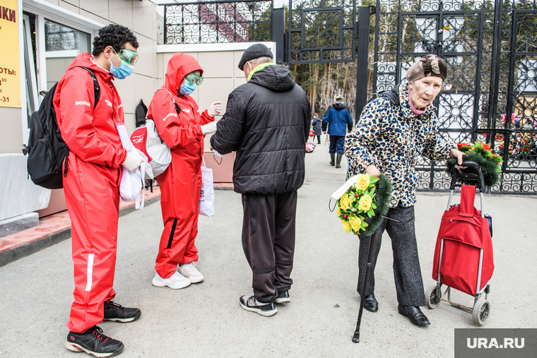 Тридцать второй день вынужденных выходных из-за ситуации с CoVID-19. Екатеринбург, волонтеры, раздача масок, широкореченское кладбище