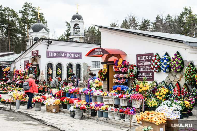 Возле кладбищ идет активная торговля цветами и венками