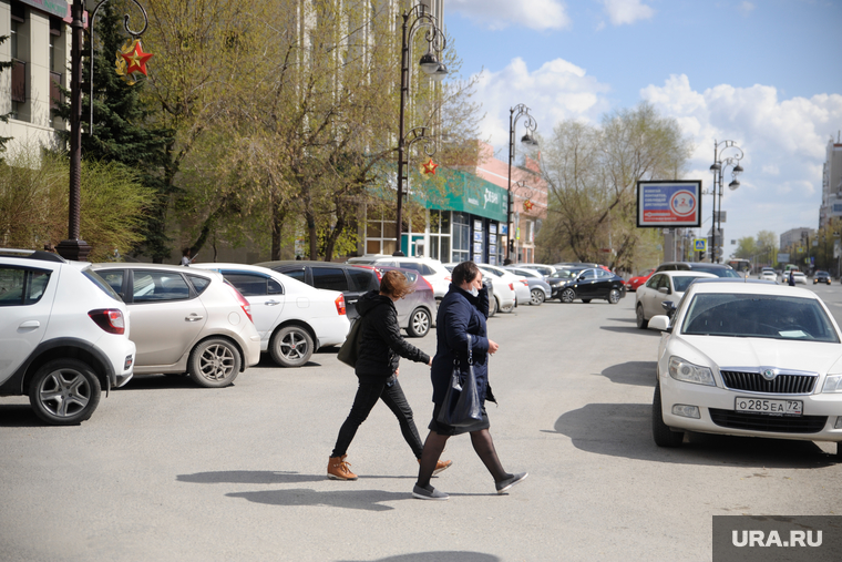 В центре Тюмени снова много машин и людей