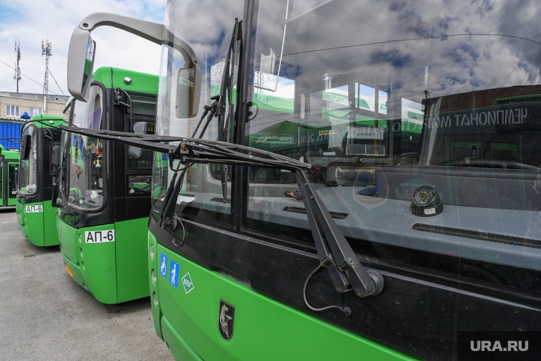 Автобус 54 маршрута, разбитый пассажирами в день 295-летия Екатеринбурга, автобус