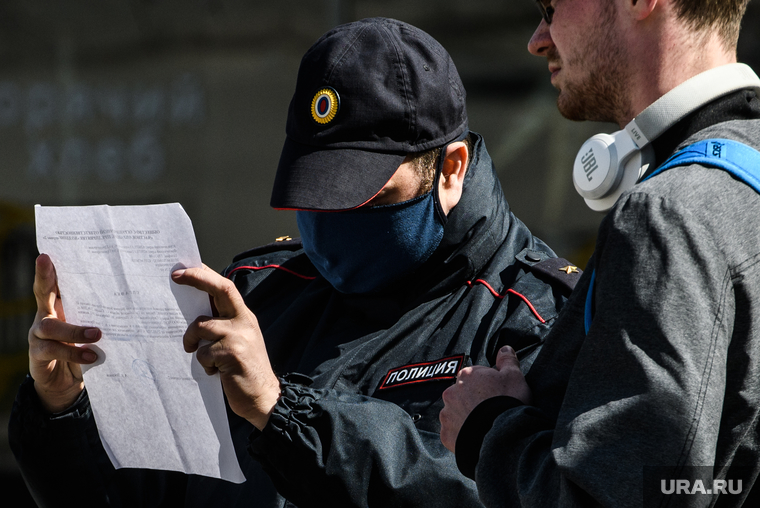 Тридцать третий день вынужденных выходных из-за ситуации с CoVID-19. Екатеринбург, полиция, охрана правопорядка, проверка документов