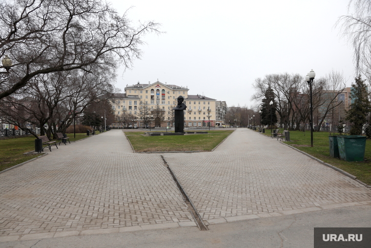 Подборка фотографий в период самоизоляции 28.04.20 в Перми, сквер, пустой сквер