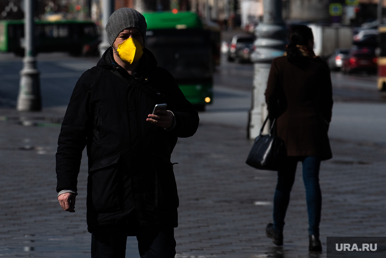 Екатеринбург во время пандемии коронавируса COVID-19, город, защитная маска, улица, общественное место, маска на лицо