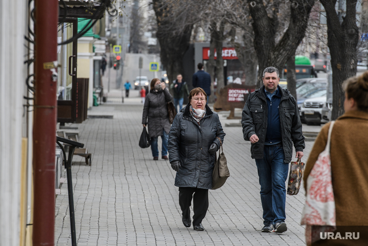 Тридцать первый день вынужденных выходных из-за ситуации с CoVID-19. Екатеринбург, улица карла либкнехта, пешеходы, люди на улице