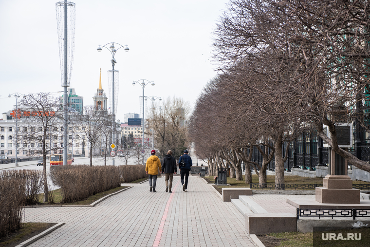 Жизнь города во время нерабочей недели, объявленной президентом РФ для снижения темпов распространения коронавируса COVID-19. Третий день. Екатеринбург, улица ленина