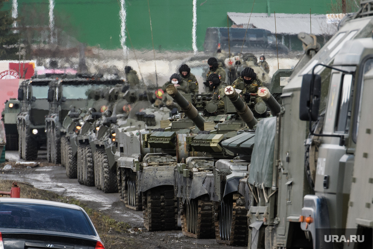 Репетиция прохода военной техники на улице 2-я Новосибирская. Екатеринбург, военные, военная техника на марше, репетиция парада, сбойка