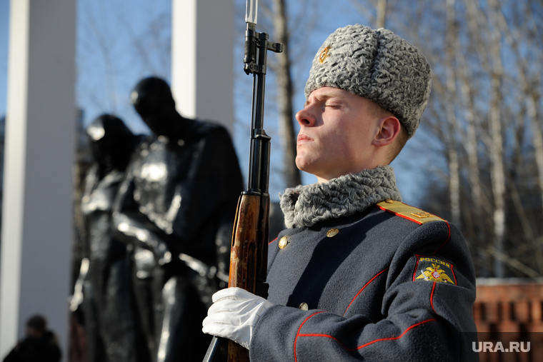 Возложение цветов у мемориала памяти. Тюмень, караул, солдат