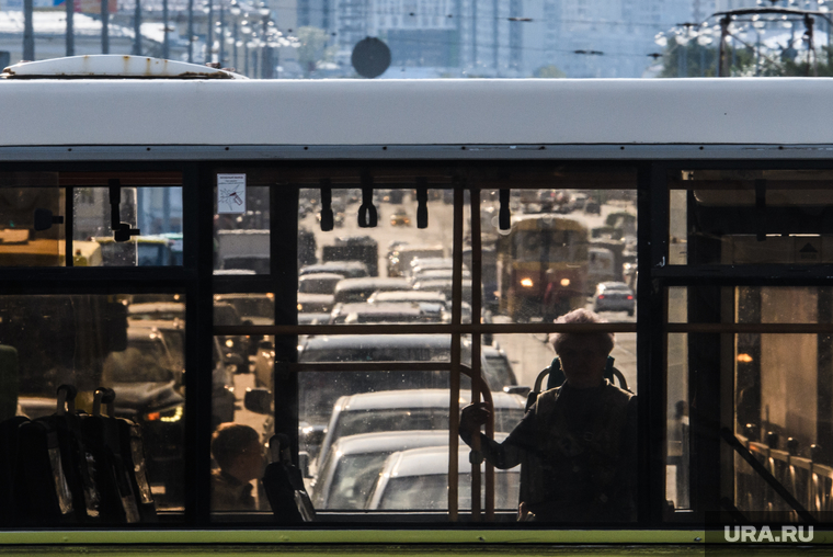 Виды Екатеринбурга, пробка, общественный транспорт, пассажир в автобусе, автомобили
