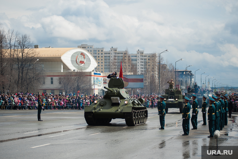 Военный парад, посвященный 73-й годовщине победы в Великой Отечественной войне. Свердловская область, Верхняя Пышма, военная техника, верхняя пышма, день победы, парад победы, ледовая арена имени александра козицына, военный парад, парад военной техники, танк
