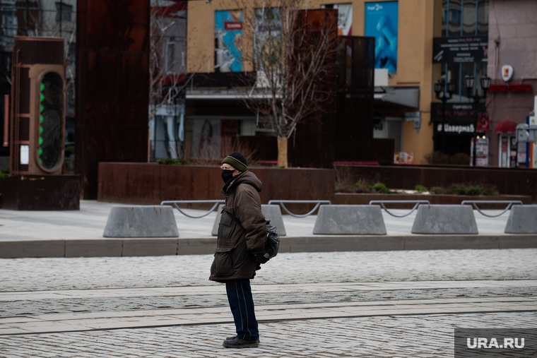 Екатеринбург во время пандемии коронавируса COVID-19, пенсионер, медицинская маска, защитная маска, пожилой мужчина, пожилой человек, маска на лицо