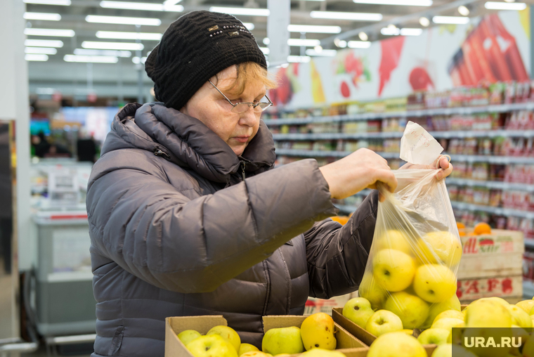 Проверка в "Карусели". Екатеринбург, покупатели, фрукты, яблоки